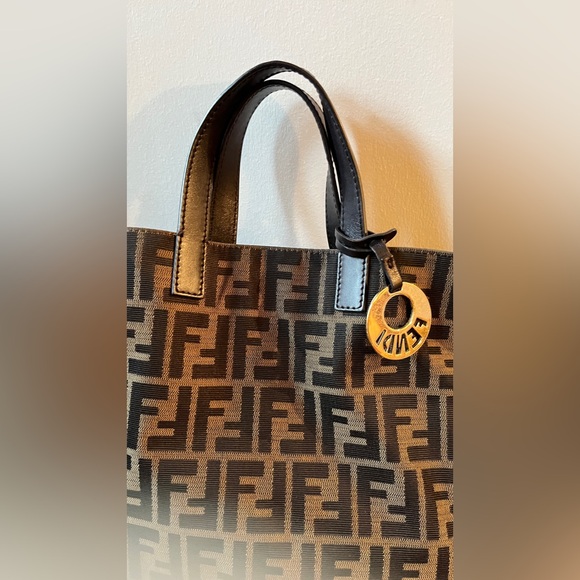 Authentic Fendi tote sac de plat bag like new - Picture 11 of 12